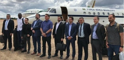 La comitiva de Brasil con el presidente Jair Bolsonaro (quinto, desde la izquierda), antes de partir hacia Israel.