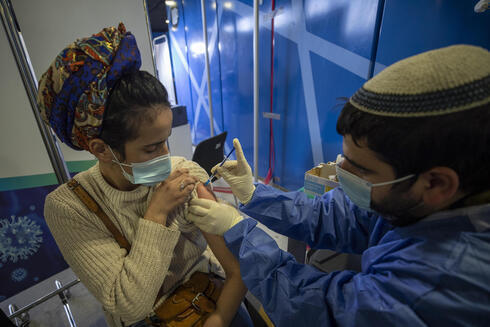 Una mujer israelí es vacunada contra el coronavirus en un centro médico de Jerusalem. 