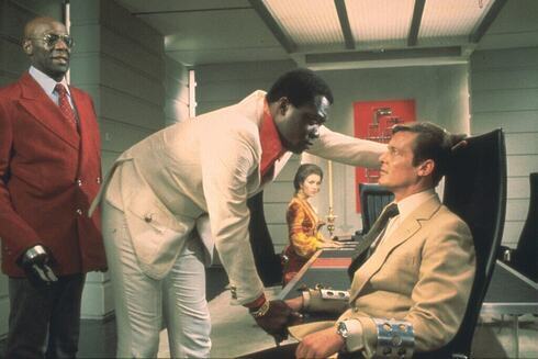 Yaphet Kotto interpretando al Dr. Kananga en la película "Vive y deja morir" de la saga James Bond en 1973. 