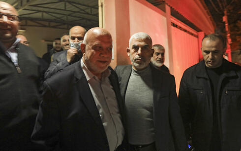 Nizar Awadallah (izquierda) junto a Yahya Sinwar a quien desafió por el liderazgo de Hamas en las elecciones. 
