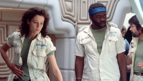 Yaphet Kotto junto a Sigourney Weaver en "Alien".