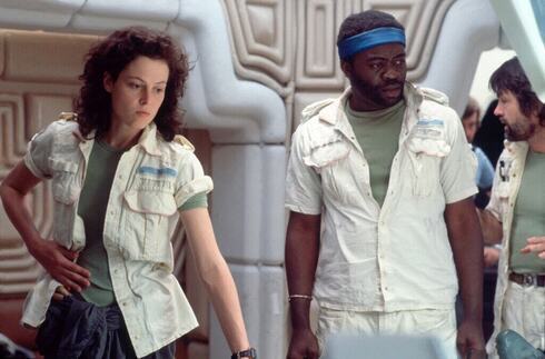 Yaphet Kotto junto a Sigourney Weaver en "Alien".