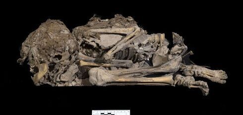 El esqueleto momificado de un niño de 6.000 años hallado por los arqueólogos.