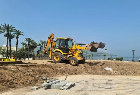 Trabajos de mantenimiento en la playa Tzemah Hamitologi.