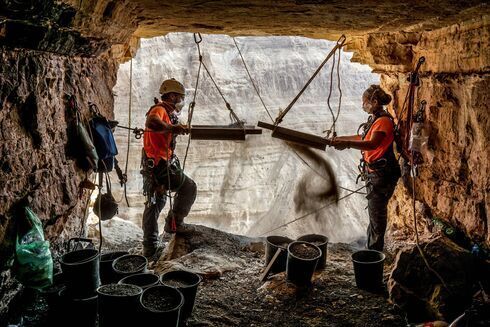 Arqueólogos en la Cueva del Horror, en el desierto de Judea.  