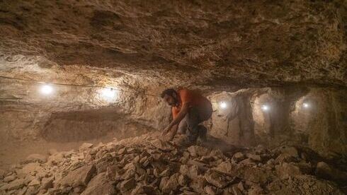 Uno de los arqueólogos en la Cueva del Horror.