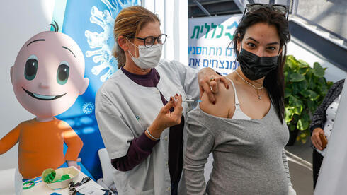 Una israelí embarazada recibe la vacuna contra el coronavirus en Tel Aviv.