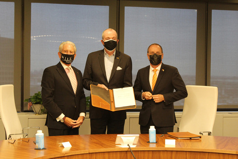 Doctor Joel Bloom, Presidente de NJIT; Phil Murphy, gobernador del Estado de Nueva Jersey y profesor Daniel Haimovich, presidente de la Universidad Ben-Gurion. (Oficina del gobernador de Nueva Jersey) Doctor Joel Bloom, Presidente de NJIT; Phil Murphy, gobernador del Estado de Nueva Jersey y profesor Daniel Haimovich, presidente de la Universidad Ben-Gurion.
