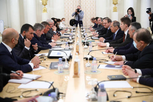 Reunión entre la delegación israelí, encabezada por el canciller Ashkenazi, y el ministro Lavrov y otros funcionarios del Ministerio de Relaciones Exteriores ruso.