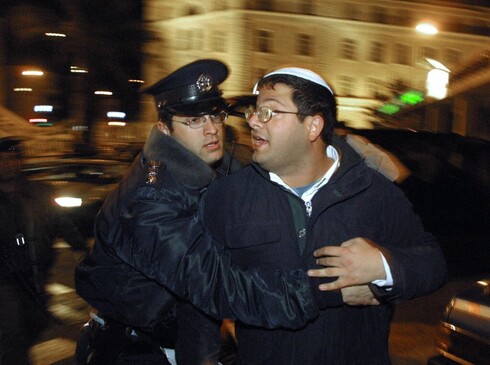Ben Gvir, arrestado por la policía por irrumpir en una marcha pacifista en 2002. 