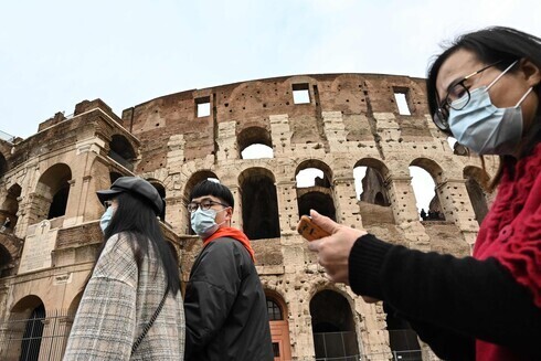 Turistas conocen el Coliseo de Roma en plena pandemia. 