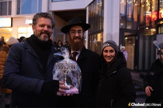 El rabino Avi Feldman y su esposa, Mushky, entregan una menorá al alcalde de Reykjavík, Dagur Bergþóruson Eggertsson. 