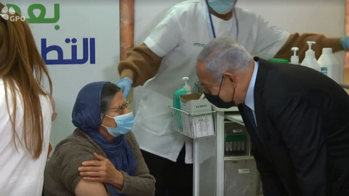 Netanyahu visita un centro de vacunación en la ciudad árabe de Tira.