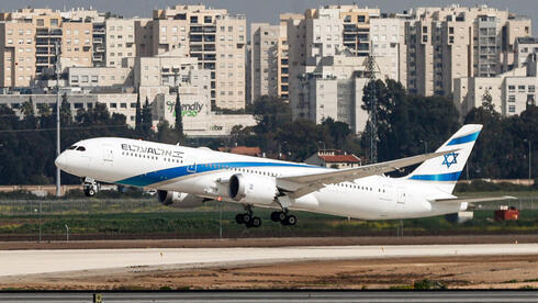 Un avión de El Al despega desde el aeropuerto Ben-Gurion.