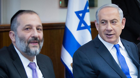 El líder de Shas, Aryeh Deri, y el primer ministro Benjamín Netanyahu.