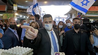 Gideon Saar en un evento de campaña en el mercado HaTikvah de Tel Aviv. 