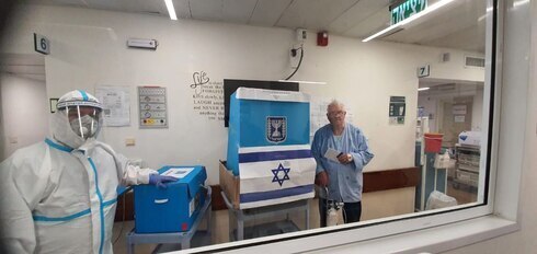 Mesa de votación en el Centro Médico Hillel Yaffe. 