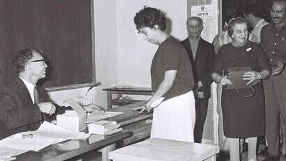 Golda Meir espera su turno para votar en las elecciones de 1969. 