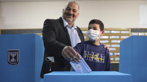 Mansour Abbas, líder del partido árabe Ra'am, emitiendo su voto. 