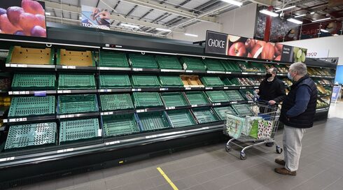 Estantes vacíos en un supermercado de Belfast en enero.