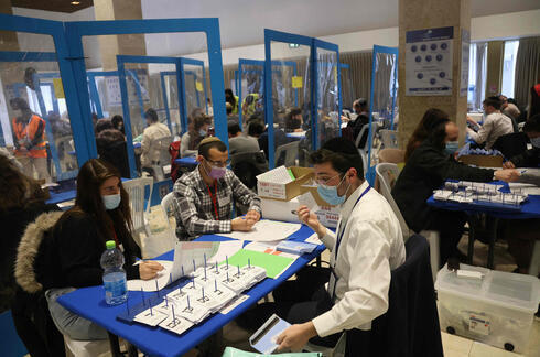 Trabajadores electorales cuentan los votos tras las elecciones a la Knesset del 23 de marzo 