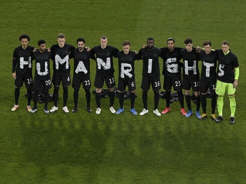 "Human Rights", el mensaje de los once jugadores de la selección de Alemania. 