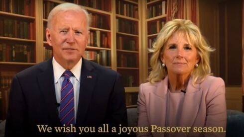 Joe y Jill Biden envían un mensaje de Pésaj desde la Casa Blanca. 