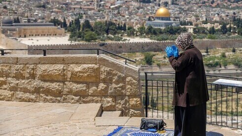 Una mujer musulmana reza en Jerusalem durante el Ramadán de 2020. 