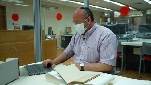 Dr. Yoel Finkelman, curador de la Colección Judaica Haim y Hanna Salomon de la Biblioteca Nacional.