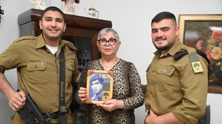 Amit y Or, miembros ahora de la Brigada Golani, junto a su abuela, Carmela. 