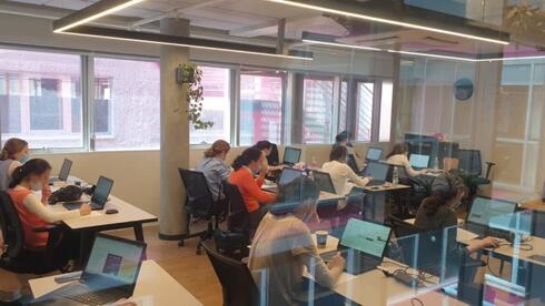 Estudiantes ultraortodoxas en un curso de capacitación en ingeniería de software de Adva. 