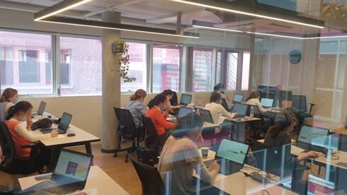 Estudiantes ultraortodoxas en un curso de capacitación en ingeniería de software de Adva. (Gentileza) Estudiantes ultraortodoxas en un curso de capacitación en ingeniería de software de Adva.