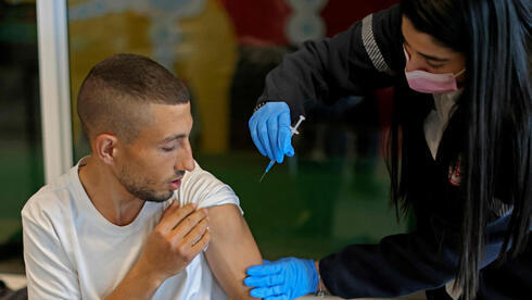 Un joven israelí recibe la vacuna contra el coronavirus en Beit Shemesh. 