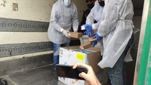 Trabajadores de salud de Gaza reciben un cargamento de vacunas enviado desde la Autoridad Palestina.