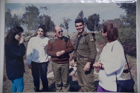 Yaakov Gibli durante su servicio militar. 