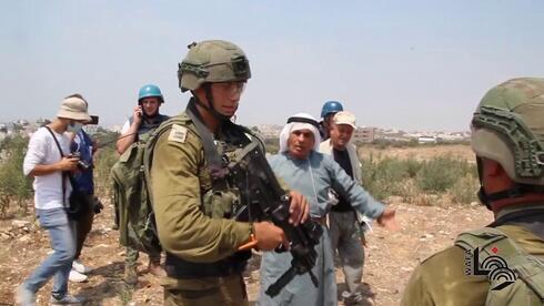 Soldados israelíes y palestinos se enfrentan en la ciudad palestina de Tulkarm en Cisjordania. 