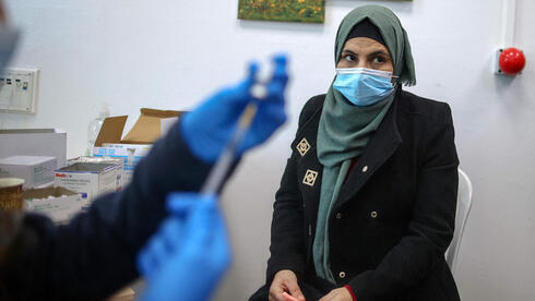 Una mujer palestina recibe su vacuna contra el coronavirus en Cisjordania. 