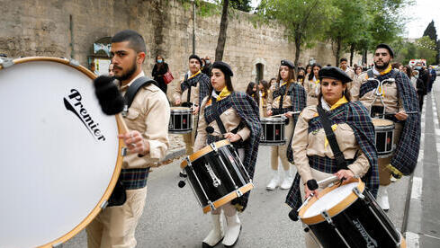 Scouts participan de una procesión en vísperas de la fiesta de la Anunciación en Nazaret, en el norte de Israel. 