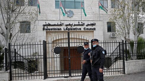 Policías custodian en el Consejo Legislativo palestino en Ramallah.