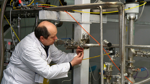 Un inspector de la OIEA supervisa la instalación nuclear de Natanz, en 2014, antes de la firma del acuerdo. 