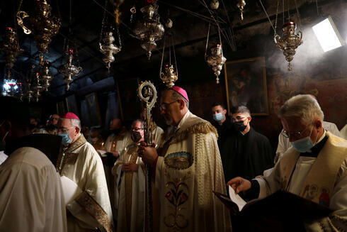 El Patriarca Latino de Jerusalem, Pierbattista Pizzaballa, dirige una misa de medianoche de Navidad en la Iglesia de la Natividad en Belén, Cisjordania. (Reuters) El Patriarca Latino de Jerusalem, Pierbattista Pizzaballa, dirige una misa de medianoche de Navidad en la Iglesia de la Natividad en Belén, Cisjordania.