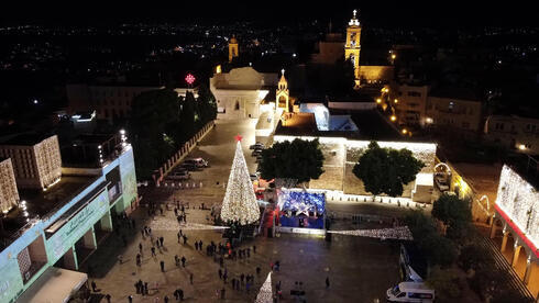 Ceremonia de encendido del árbol de Navidad en la Plaza del Pesebre frente a la Iglesia de la Natividad en Belén, Cisjordania. 