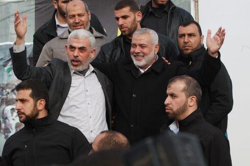 El líder de Hamás en Gaza, Yahya Sinwar (izquierda), y el presidente de la organización terrorista, Ismail Haniyeh.