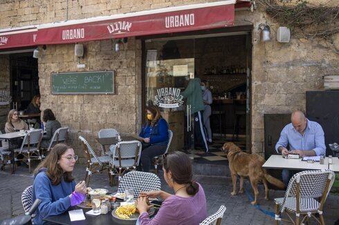 Un restaurante en Tel Aviv, tras el alivio de las restricciones tras meses de cierres impuestos por el gobierno. 