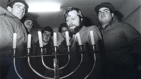 Ceremonia de Shabar encabezada por el rabino Plavnick en Comodoro Malvinas, durante la Guerra de Malvinas, en 1982. 
