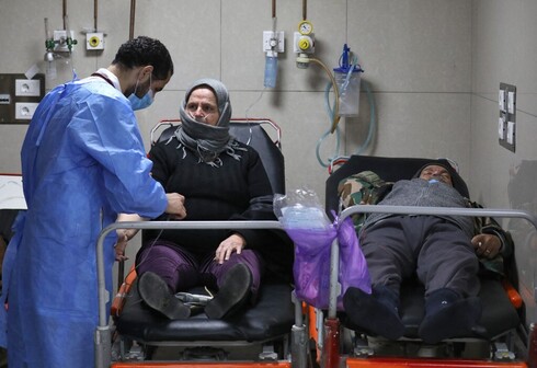 Un médico sirio afirma que "la gente muere delante de nosotros". 