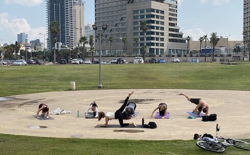 Práctica de yoga en Tel Aviv. 