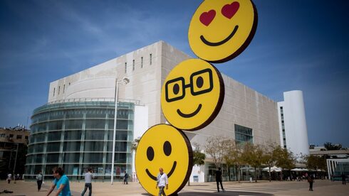 Emojis en la Plaza Habima de Tel Aviv. 