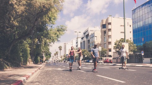 Israelíes seculares andan en patineta por la calle HaYarkon de Tel Aviv durante Yom Kipur. 