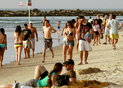 Las playas de Tel Aviv pueden ser otro sitio de interés para el turismo musulmán. (Yariv Katz ) Israelíes toman sol en la playa de Tel Aviv.